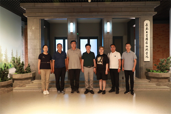 学校党委书记杨玉新会见陇东学院副院长孙立峰