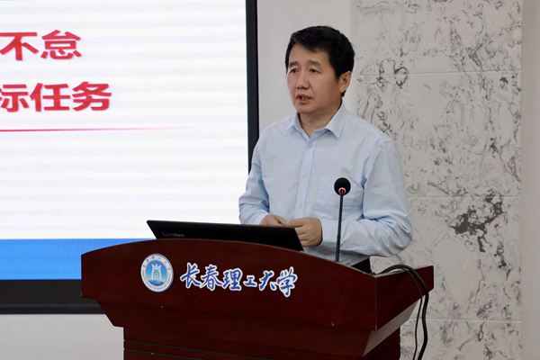 学校召开2022年秋季学期中层干部工作会