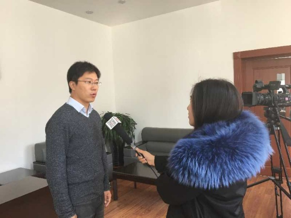校团委书记王超接受采访