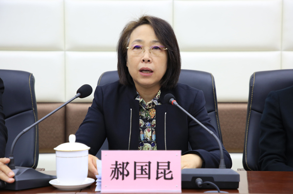 郝国昆发表讲话学校领导,中层干部近二百人参加会议.